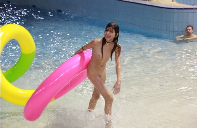 Nudisten ohne Kleidung im Pool video